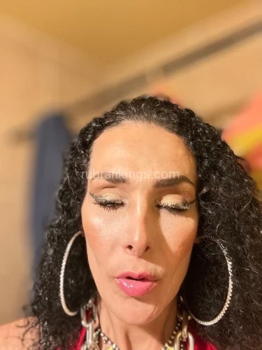 (630)229-1406 is Latinoand offers nuru massages, asian massage, bodyrubs in Chicago and available for both on rubrankings Sexy brunette bombshell 