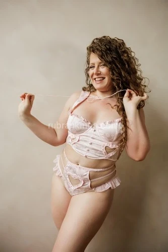 (917)748-9277 is Caucasianand offers nuru massages, asian massage, bodyrubs in New york city nyc and available for incall on rubrankings Alana is a sensual earth goddess who brings loving energy, heart felt presence, and a playful attitude to all of her interactions. She is trained in therapeutic bodywork, yoga, tantra, and energy work. Let her strong experienced hands unwind all your tension, uplift your spirit, and enthrall your senses. Each session is tailored to your unique needs and desires. She loves to play with all the elements of Eros from light and ethereal, nurturing and romantic, to primal and animalistic. Come be pampered in a luxury experience where you will be treated to deep holistic pleasure. 

Rates
1hr 320
90 450

Call to book
Verification for new clients required 
My assistant will help you set it all up 
Day of appointments welcome 