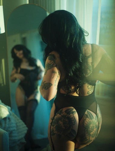 (707)242-7802 is Caucasianand offers nuru massages, asian massage, bodyrubs in San diego and available for incall on rubrankings Hi handsome, I’m Aria & I’m here to serve you 😉 

5’0
24 years young 
Chocolate brown hair 
Brown eyes 
Former gymnast 

A lot of tease = a whole lot of satisfaction.
Feminine energy, soothing hands, and an unforgettable experience that melts away stress and leaves you wanting to return.

For those looking to indulge in a more private escape, my time is reserved as follows:

30 minutes — 180 roses
45 minutes — 240 roses
60 minutes — 280 roses

Xoxo 💋 