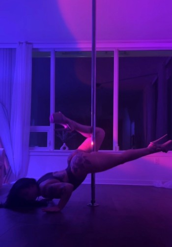 (707)242-7802 is Caucasianand offers nuru massages, asian massage, bodyrubs in San diego and available for incall on rubrankings Hi handsome, I’m Aria & I’m here to serve you 😉 

5’0
24 years young 
Chocolate brown hair 
Brown eyes 
Former gymnast 

A lot of tease = a whole lot of satisfaction.
Feminine energy, soothing hands, and an unforgettable experience that melts away stress and leaves you wanting to return.

For those looking to indulge in a more private escape, my time is reserved as follows:

30 minutes — 180 roses
45 minutes — 240 roses
60 minutes — 280 roses

Xoxo 💋 