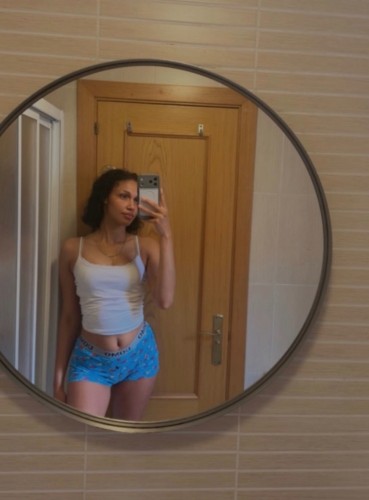 💕Beautiful young Latina wanting to relax 💕